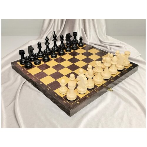 Шахматы Гроссмейстерские в доске с бархатным ложементом внутри