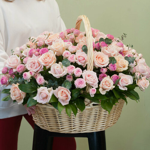 Изображение товара Корзина из роз Charlotte "Жемчужное сияние", 69 роз, 60 см, S