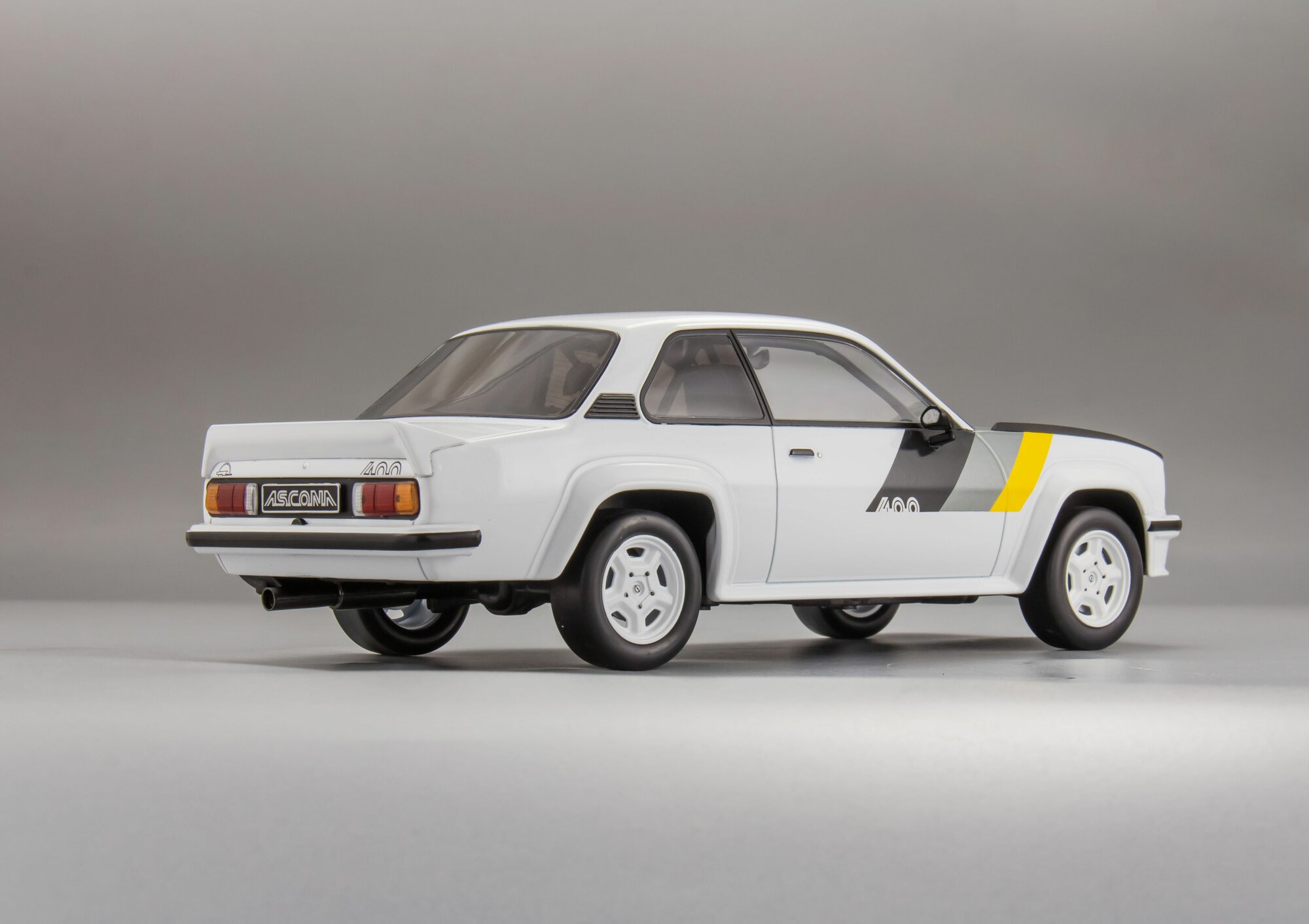 Коллекционная масштабная модель 1:18 Opel Ascona B 400 - 1982 от IXO — фото 1