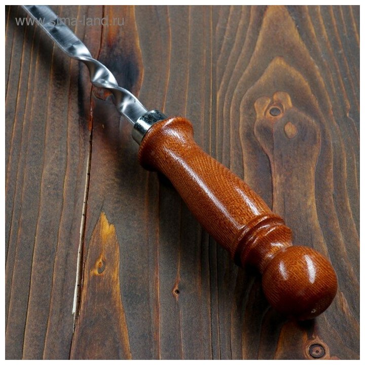 Шампур с деревянной ручкой, рабочая длина - 70 см, ширина - 10 мм, толщина - 3 мм с узором