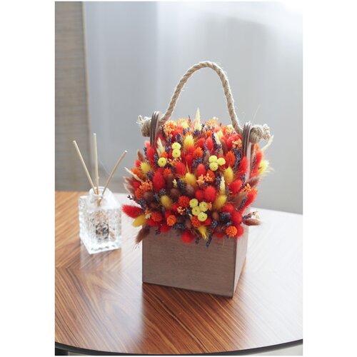 Букет сухоцветов с нигеллой и желтым геликризумом в деревянном ящике