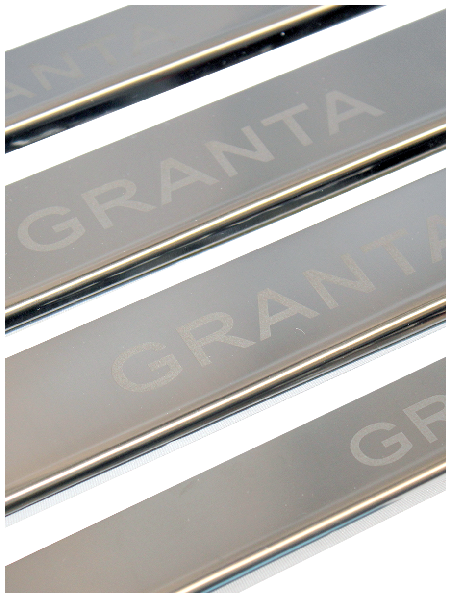 Накладки на пороги Лада (ВАЗ) Гранта / LADA (2011-2022) гравировка надпись Granta
