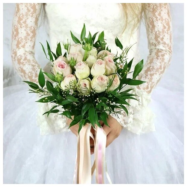 Букет невесты из кустовых роз хамелациума