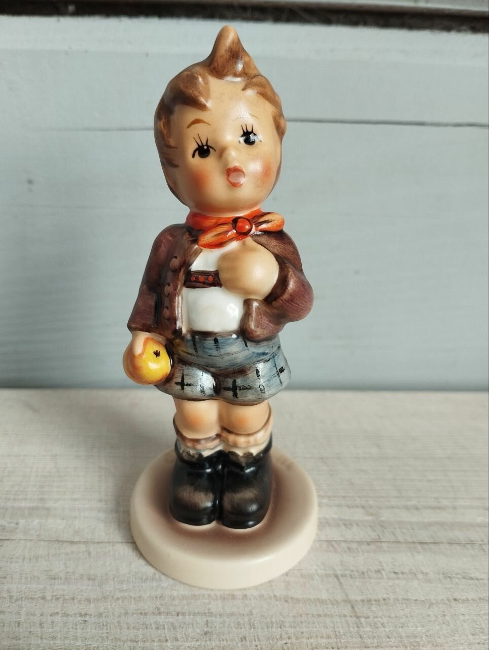 Винтажная фарфоровая статуэтка мальчик с яблоком Goebel Германия
