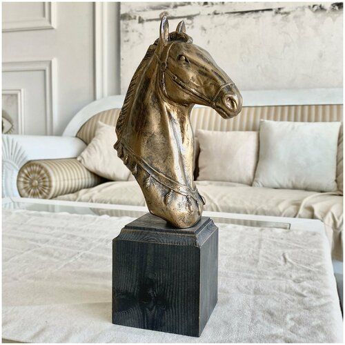 Статуэтка коня на подставке 