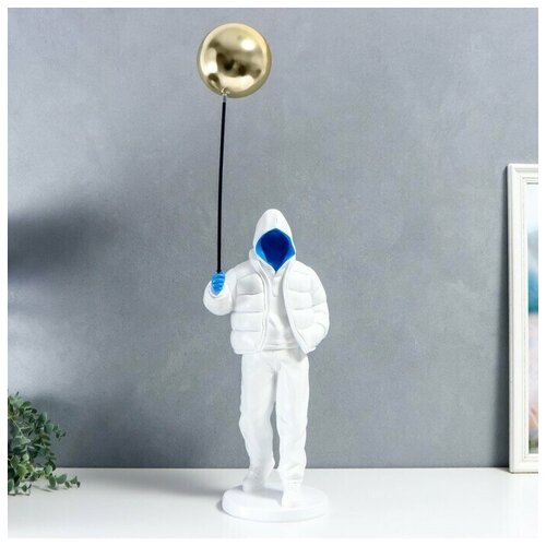 Сувенир/Сувенир полистоун подставка Мужчина в белом с золотым воздушным шариком 68х18 см ,1 шт.