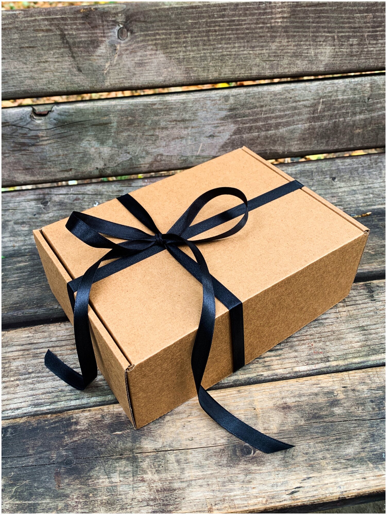Подарочная коробка с наполнителем крафт и декоративной веревкой (22х16х8 см)