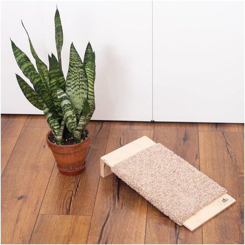 Когтеточка-лежанка про хвост наклонная ковролиновая 48х24см бежевая