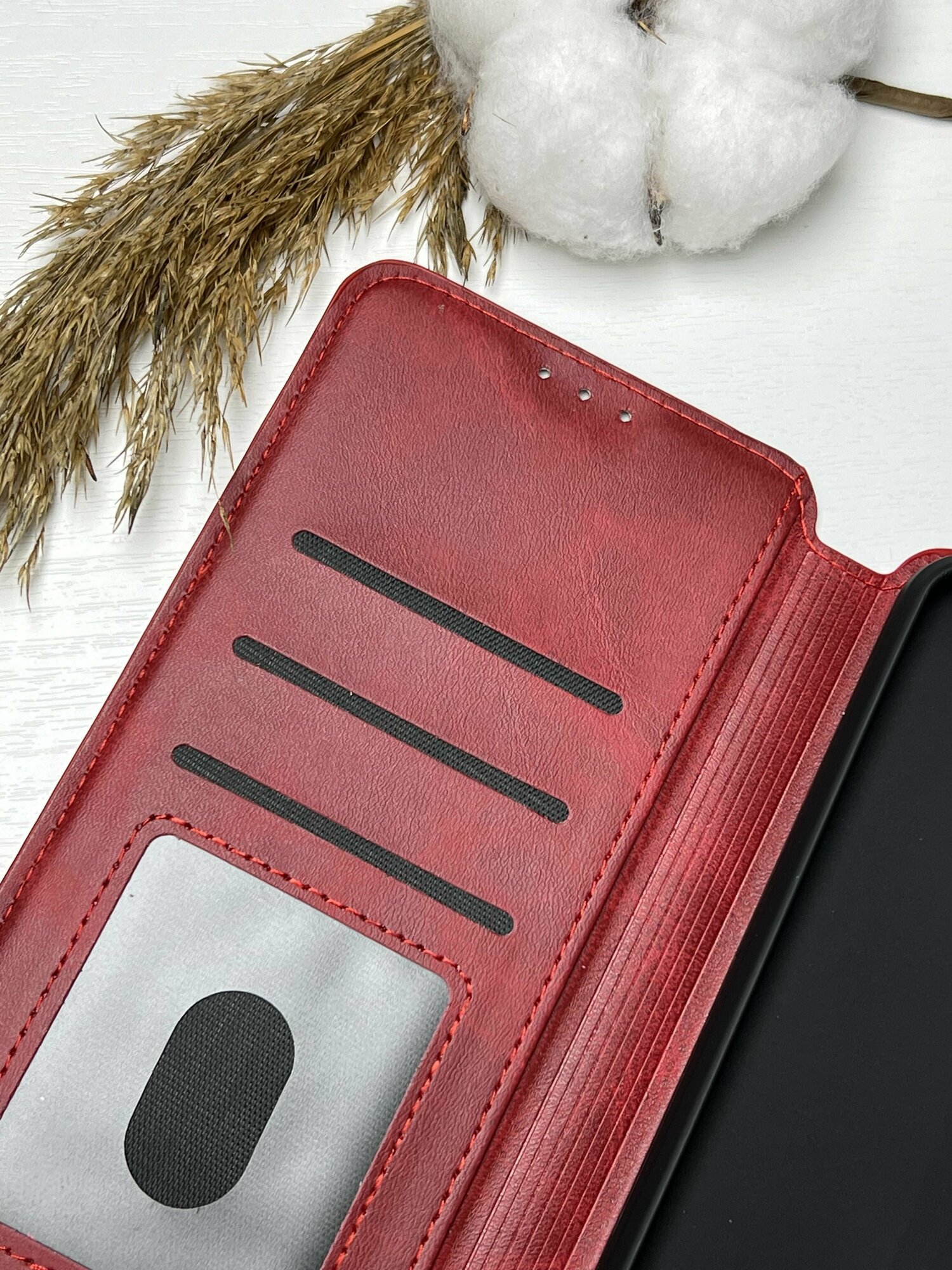 Чехол книжка для Tecno Spark 20/Spark 20C/Go 2024 c магнитной застежкой/Техно Спарк 20/Спарк 20Ц/Гоу 2024 c хлястиком и отделением под карты, красный — фото 1