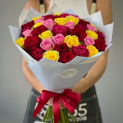 Изображение товара Букет из 41 яркой розы 40 см в стильной упаковке. «365 Поводов» - живые цветы с доставкой