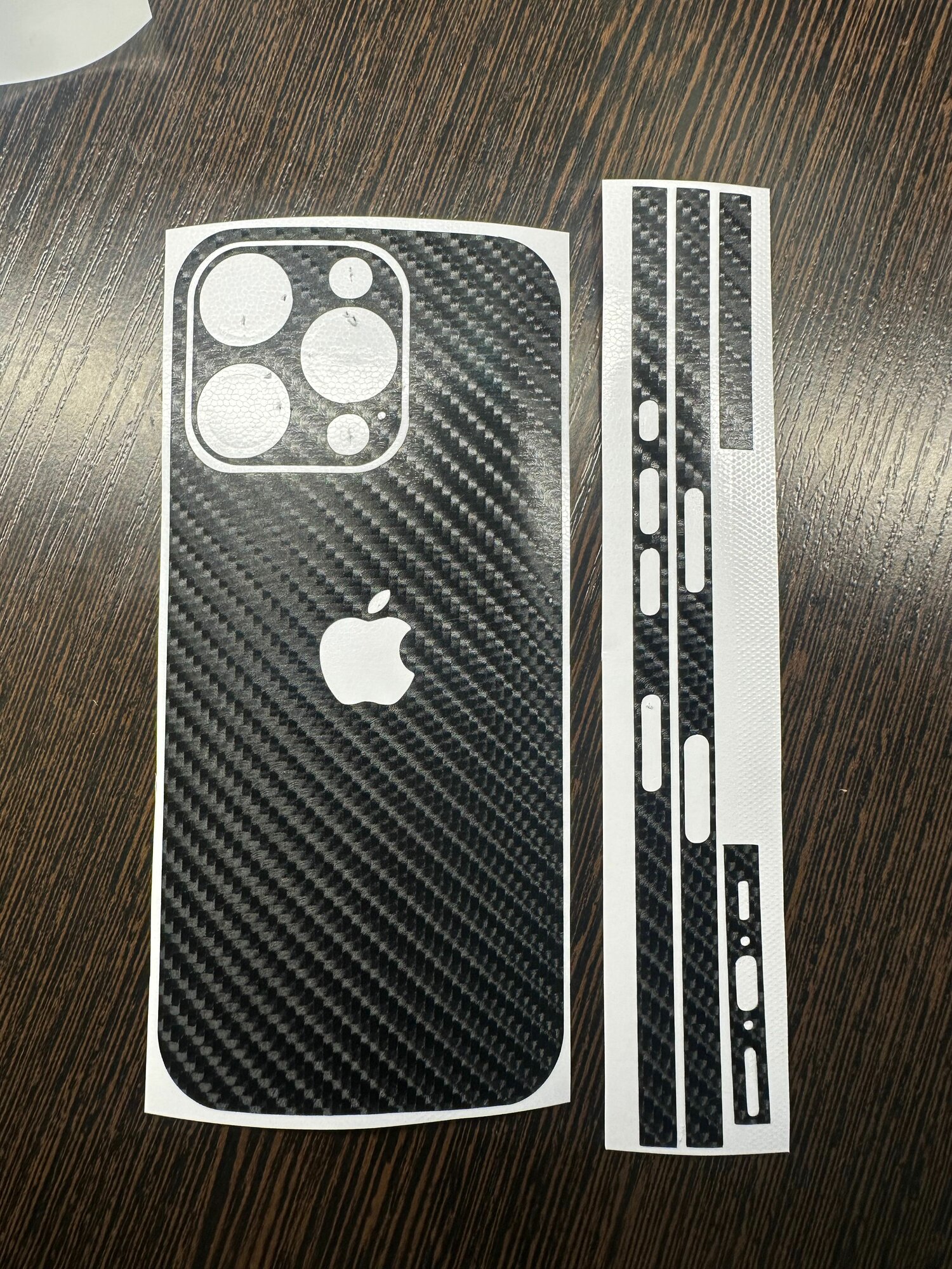 Пленка глянцевая Черный карбон комплект 360 для Apple iPhone 16 PRO MAX задняя крышка + бока