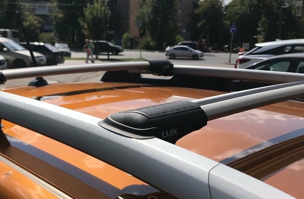 Багажник на рейлинги Lux Hunter L53 для Chevrolet Cruze 2012 г. в. - по н. в. с серебристыми крыловидными дугами/Багажник на крышу Люкс Хантер для Шевроле Круз — фото 1