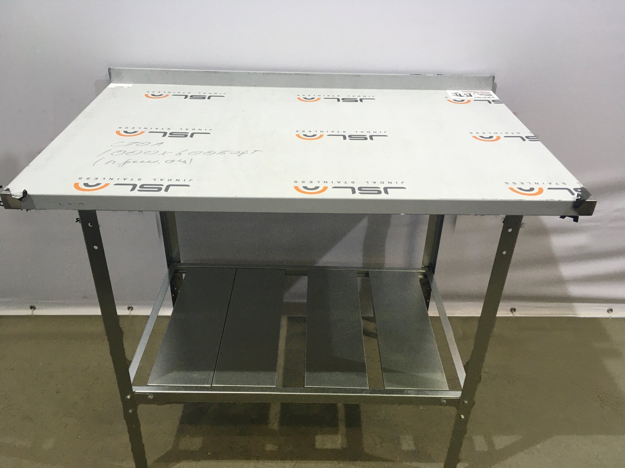 фото Стол разделочный нержавейка/оцинковка 1000х600х860 борт/полка-решетка