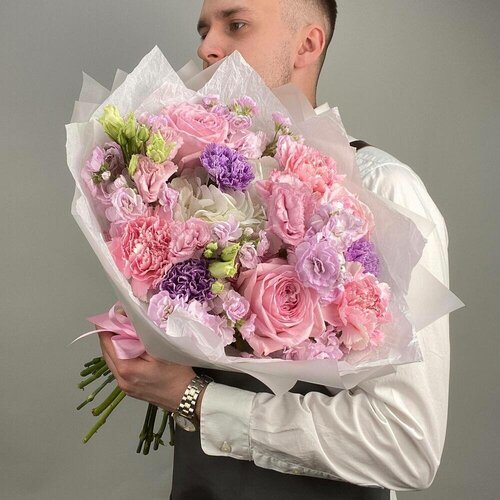 Авторский букет в розовых тонах с маттиолой, гортензий и пионовидной розой, цветочный магазин Wow Flora