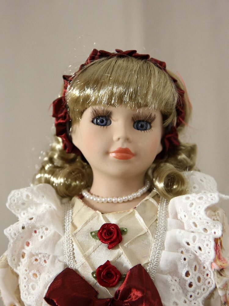 Кукла фарфоровая 16' на подставке