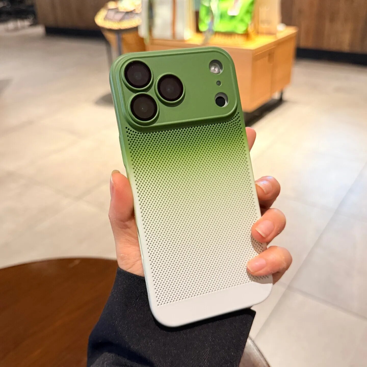 Ультратонкий охлаждающий чехол с градиентной расцветкой для iPhone 17 iPhone 15 Pro Max, GreenWhite