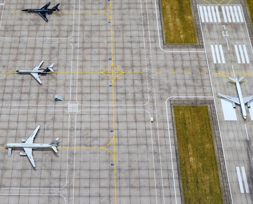 Площадка аэропорта, с элементами полосы для моделей самолётов масштаб 1:400.