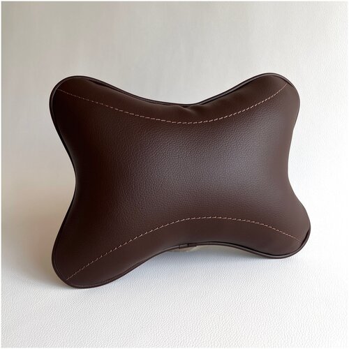 Темно-коричневая автомобильная подушка под шею или поясницу. Подушка косточка / бабочка с коричневой строчкой. Автоаксессуары в салон автомобиля