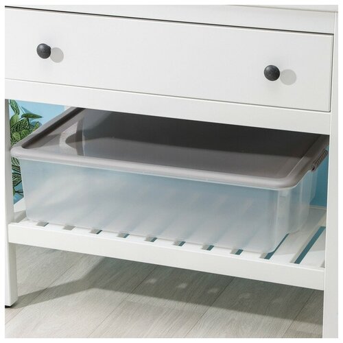 серый, бесцветный