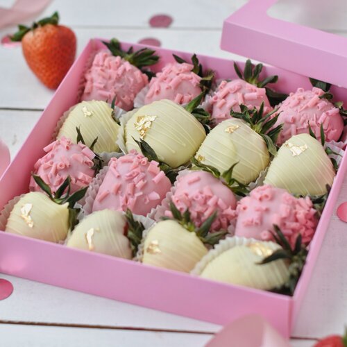 Изображение товара Клубника в белом и розовом шоколаде с золотом, лепестками шоколада, сладкий подарок для любимых, 16-25 шт с малиной