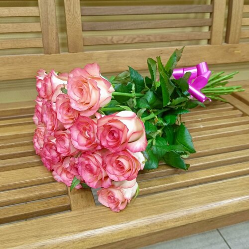 фото Живые цветы букет роз 19 шт. 60 см. бело-розовый, сорт "джумилия" rurose