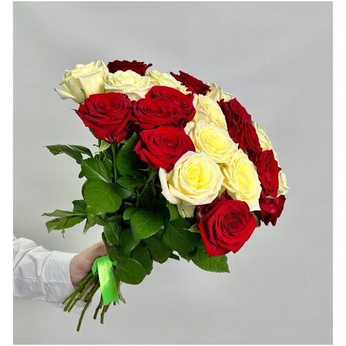 Микс бело-красный из роз Аваланж и Ред наоми 21 шт 50 см