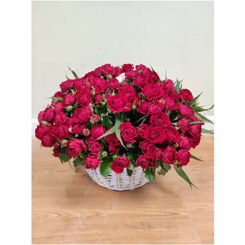 39 красных кустовых роз в корзине