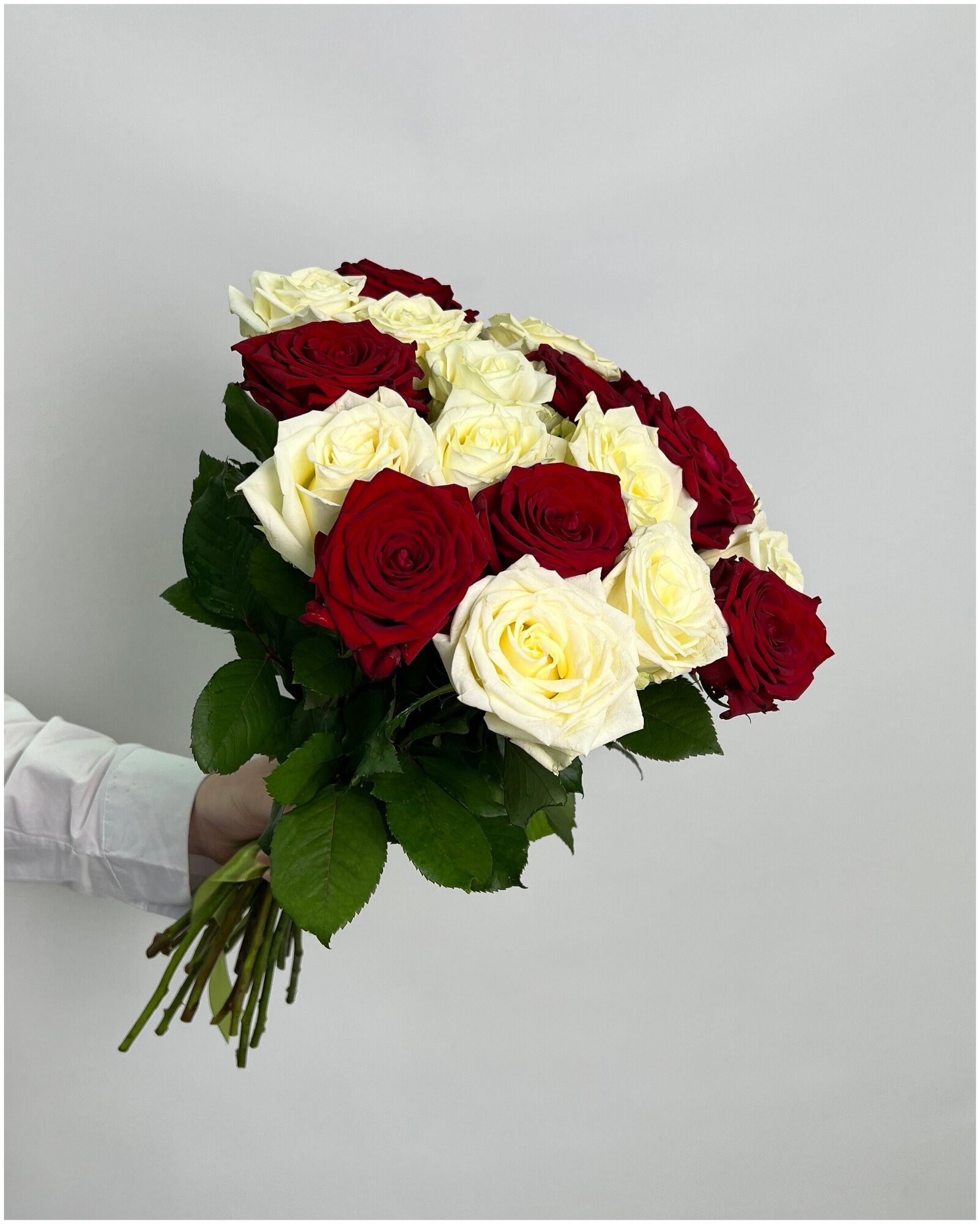 Микс бело-красный из роз Аваланж и Ред наоми 19 шт 50 см