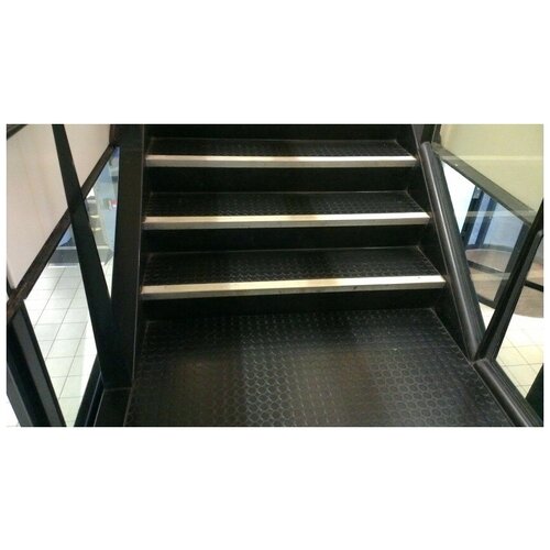 Резиновое противоскользящее покрытие для ступеней лестницы пятак 0.25х1.2м 3мм