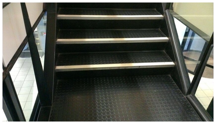 Резиновое противоскользящее покрытие для ступеней лестницы пятак 0.2х1.2м 3мм