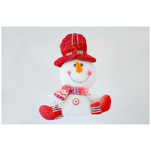 Снеговик подвесной в шапочке 18 см (цвет красный)