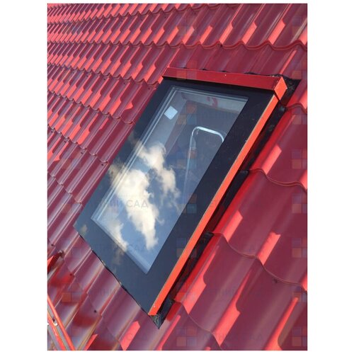 Мансардное окно-люк Rehau из ПВХ профиля, с окладом для монтажа, открывающееся 640x1240 мм
