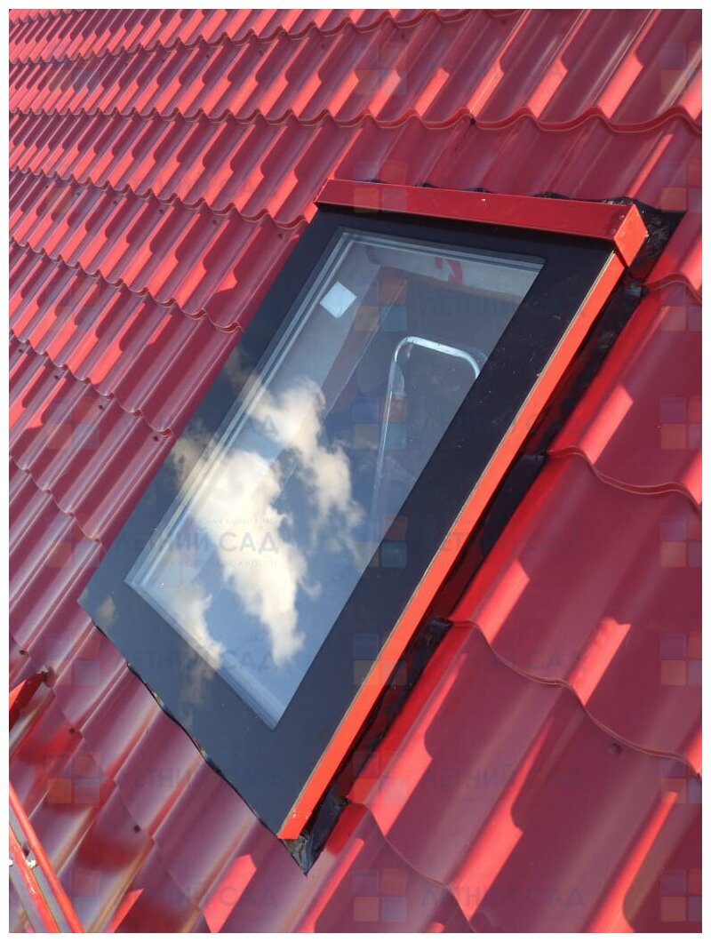 Мансардное окно-люк Rehau из ПВХ профиля, с окладом для монтажа, открывающееся 640x1240 мм