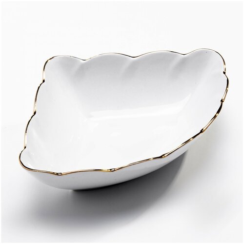 Салатник треугольной формы с волнистым краем, фарфор, золочение, Санкт-Петербургский опытный фарфоровый завод, Россия, 1992-2010 гг.