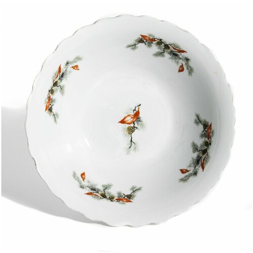 Салатник с волнистым краем и хвойным декором, фарфор, деколь, Китай, 1980-2000 гг.