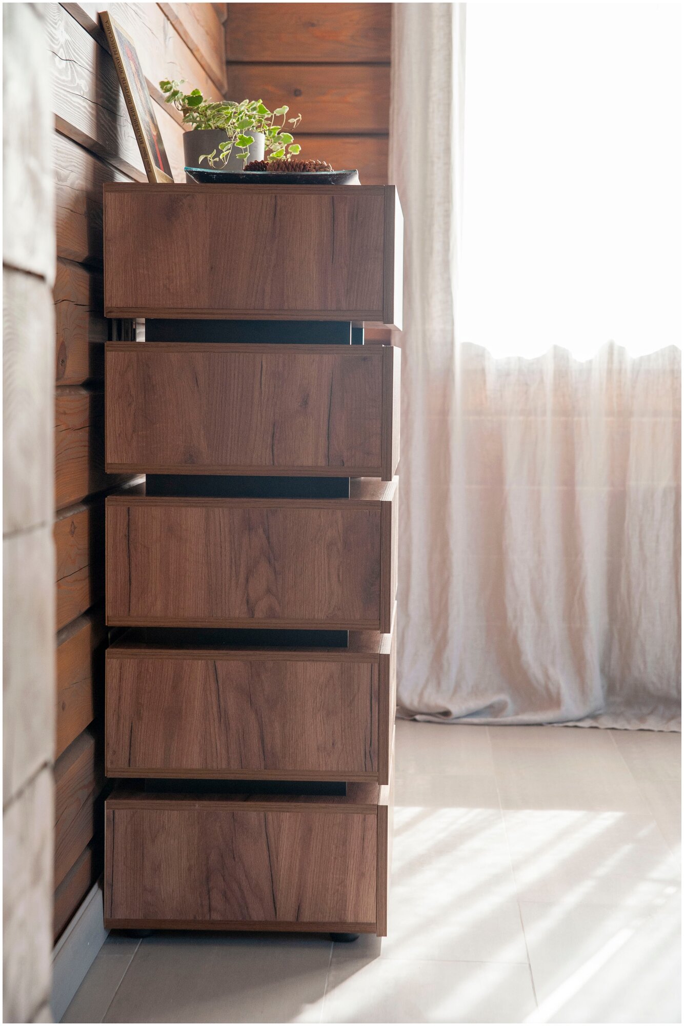 Высокий комод для вещей деревянный с 5 выдвижными ящиками в гостиную Hesby Chest 8 лофт дуб табачный - фотография № 11