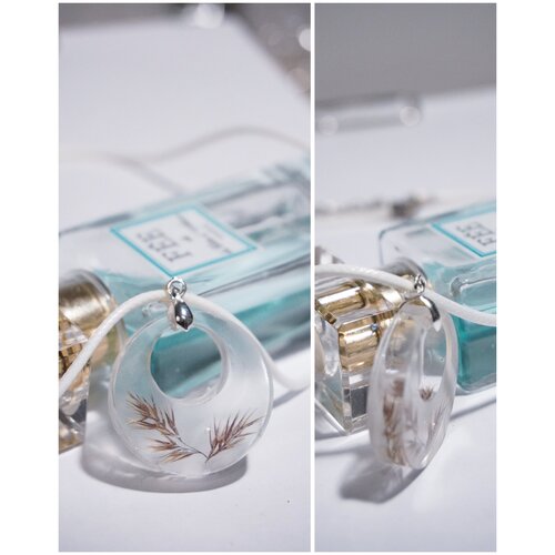 фото Подвеска handmade круглая из эпоксидной смолы с сухоцветами на ремешке 45см -