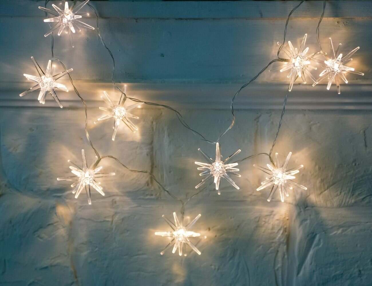 Светодиодная гирлянда с прозрачными насадками 10 тёплых белых LED-огней 135 см батарейки Koopman International
