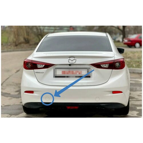 Белая левая заглушка заднего бампера Mazda 3 BM седан (2013-2018)