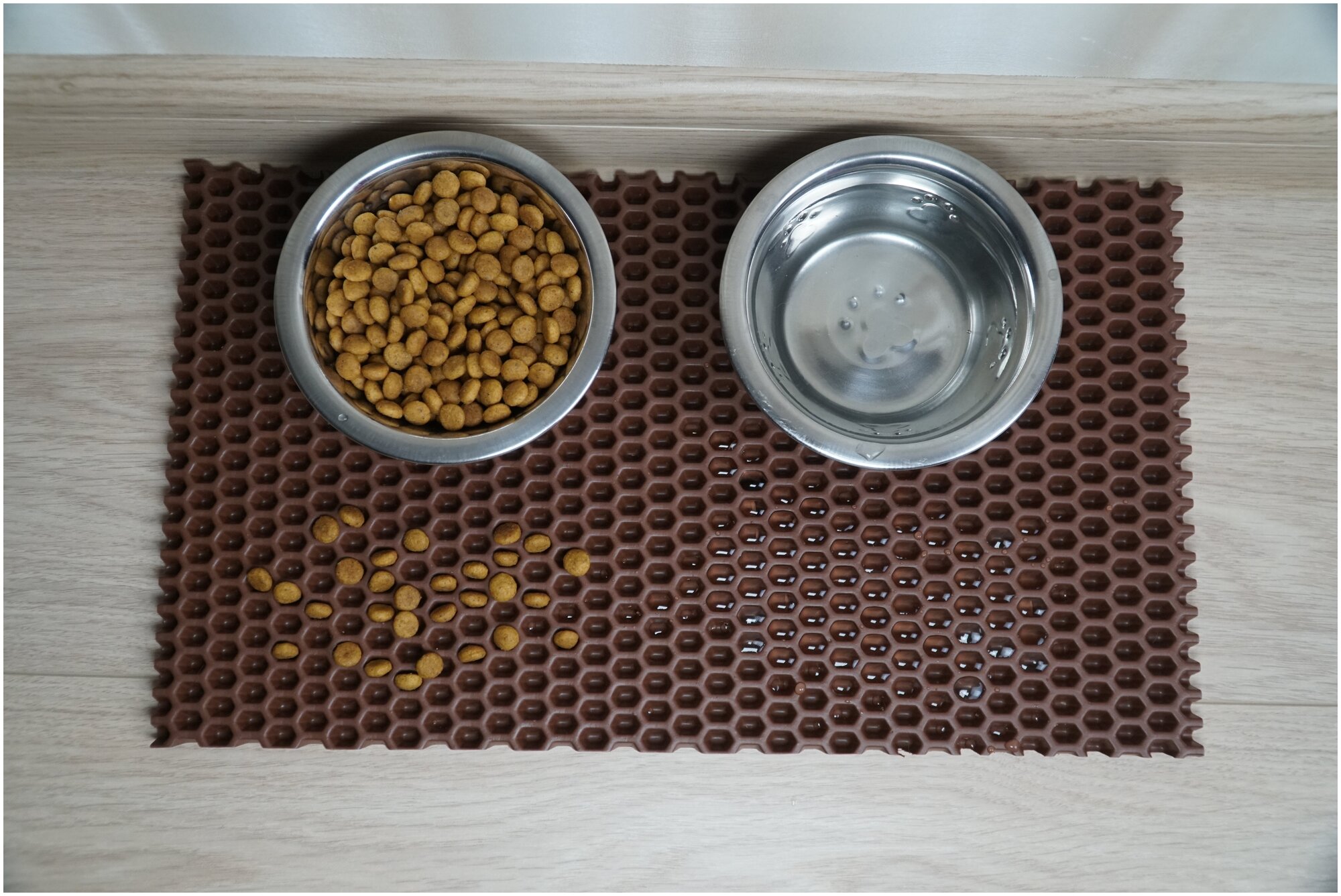 Коврик под миску 20*35 см для кошек и собак (цвет коричневый, ячейка сота) - фотография № 13