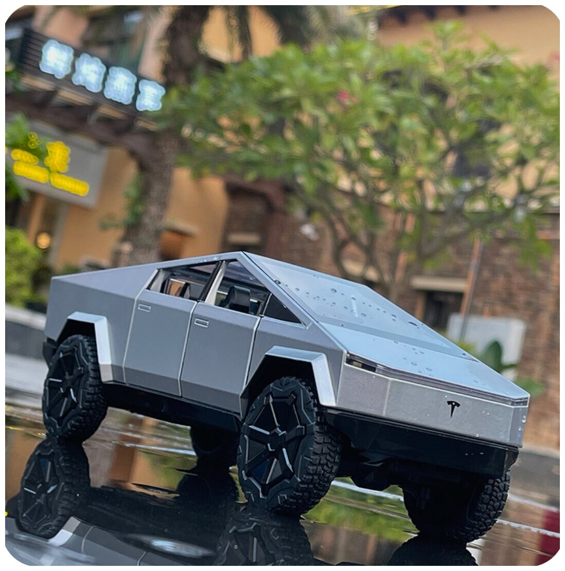 Коллекционная модель Тесла Tesla Cybertruck 1:24 (металл, свет, звук)