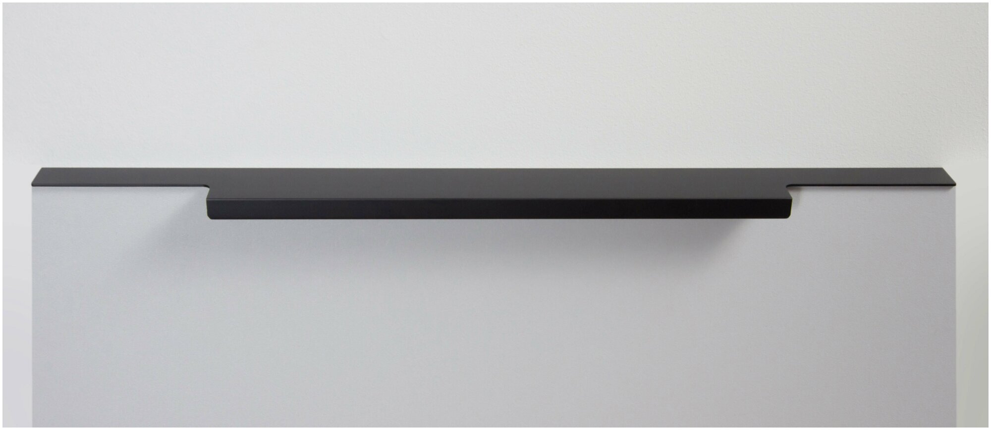 Мебельная ручка торцевая RAY, длина - 447 мм, установочный размер - 384 мм, цвет - Чёрный матовый, алюминий - фотография № 2
