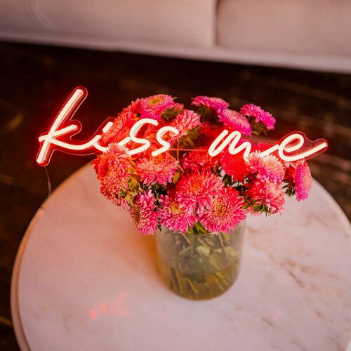 Изображение товара Неоновая табличка Kiss me, 40х12 см, красная