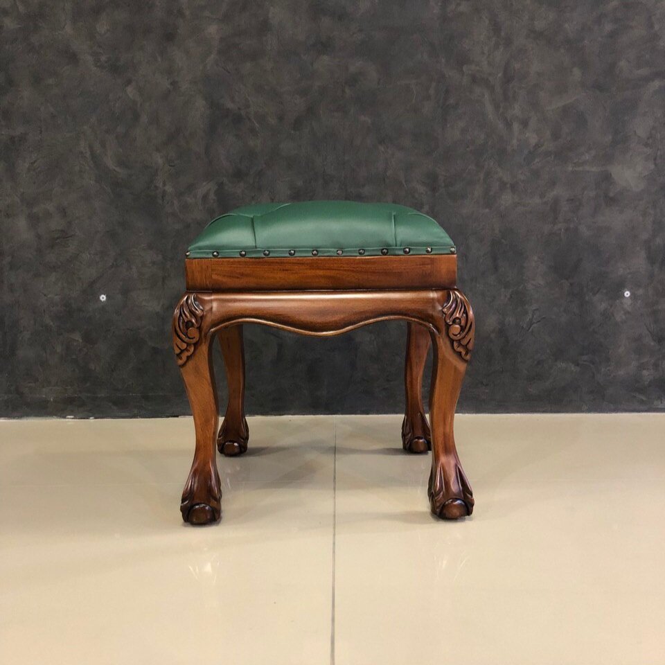 Пуф с кожаной обивкой в стиле Chippendale от DOMKORLEONE, красное дерево (mahogany wood), цвет орех HP (коричневый)
