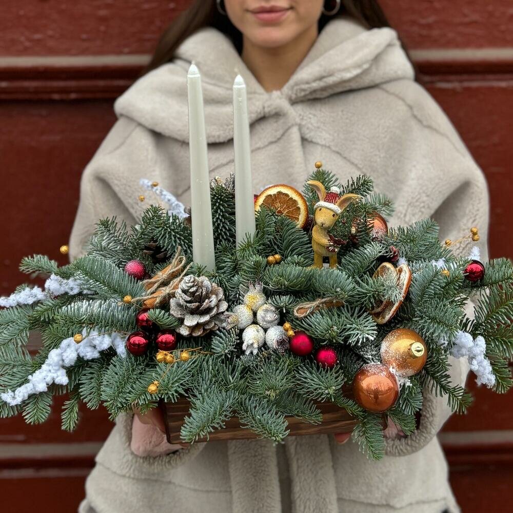Новогодняя настольная композиция из нобилиса со свечами Привет от зайки
