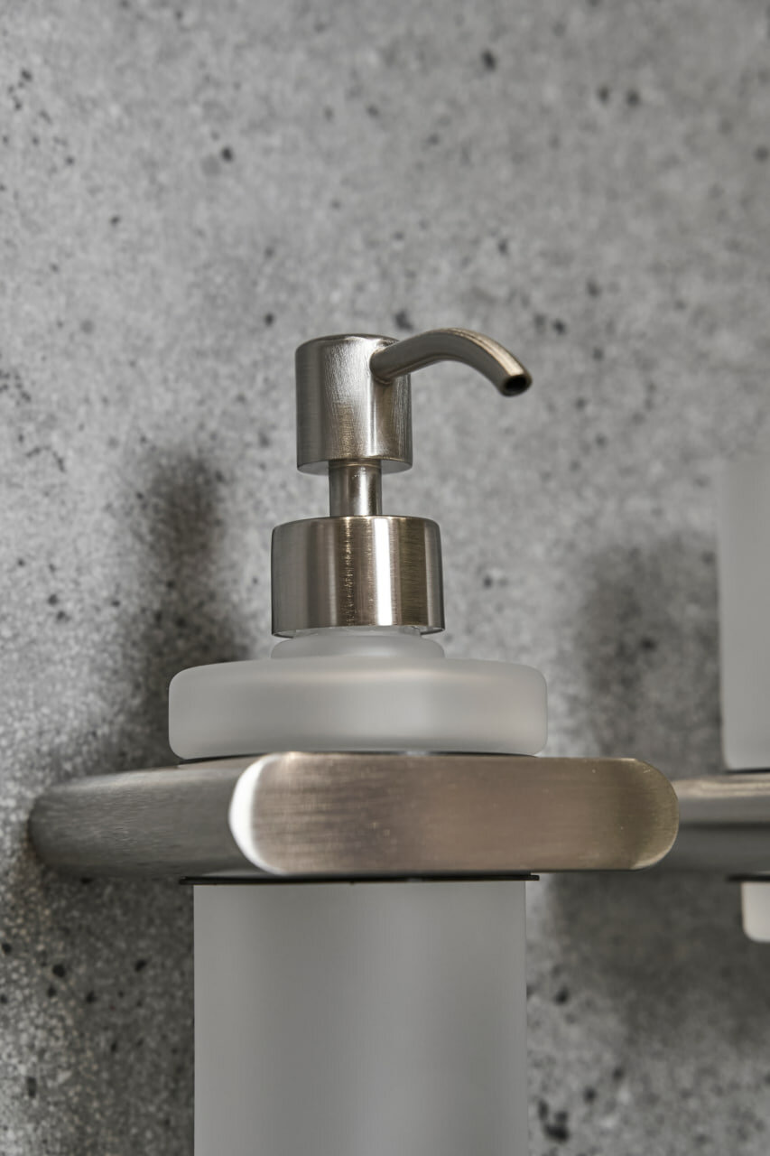 Диспенсер для мыла настенный матовое стекло 11.6х8.6х17.2 см с металлическим ручным дозатором и держателем Йорта