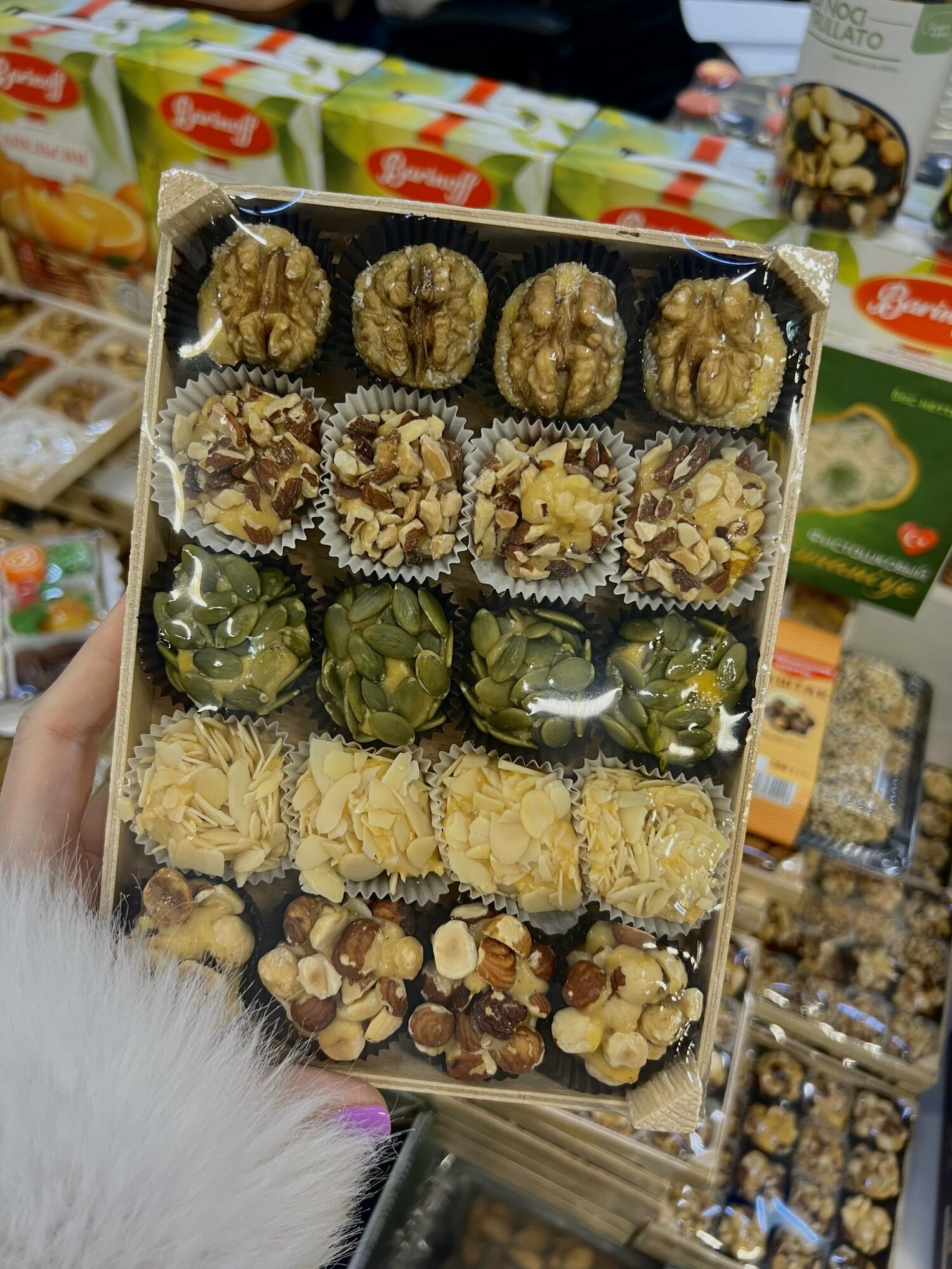 Подарочный набор из орехов и сухофруктов халва в деревянной упаковке, 300г