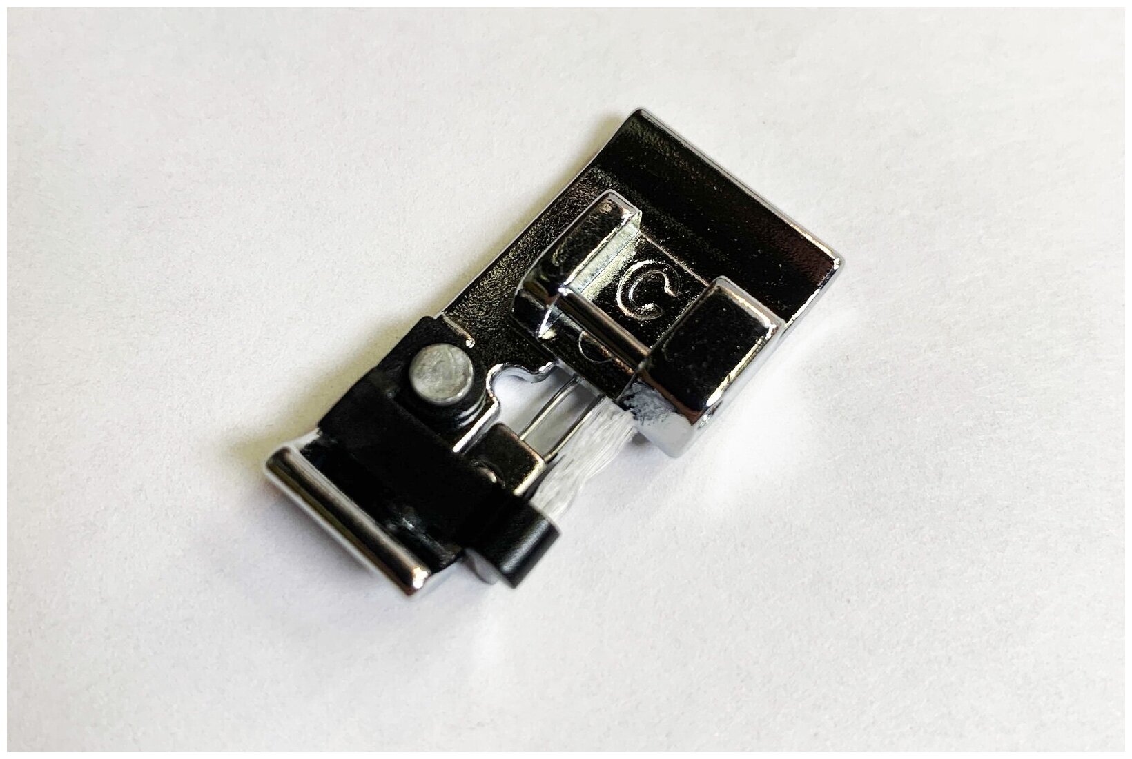 Janome 822-801-001 Лапка для швейных машин оверлочная "C" с кисточкой