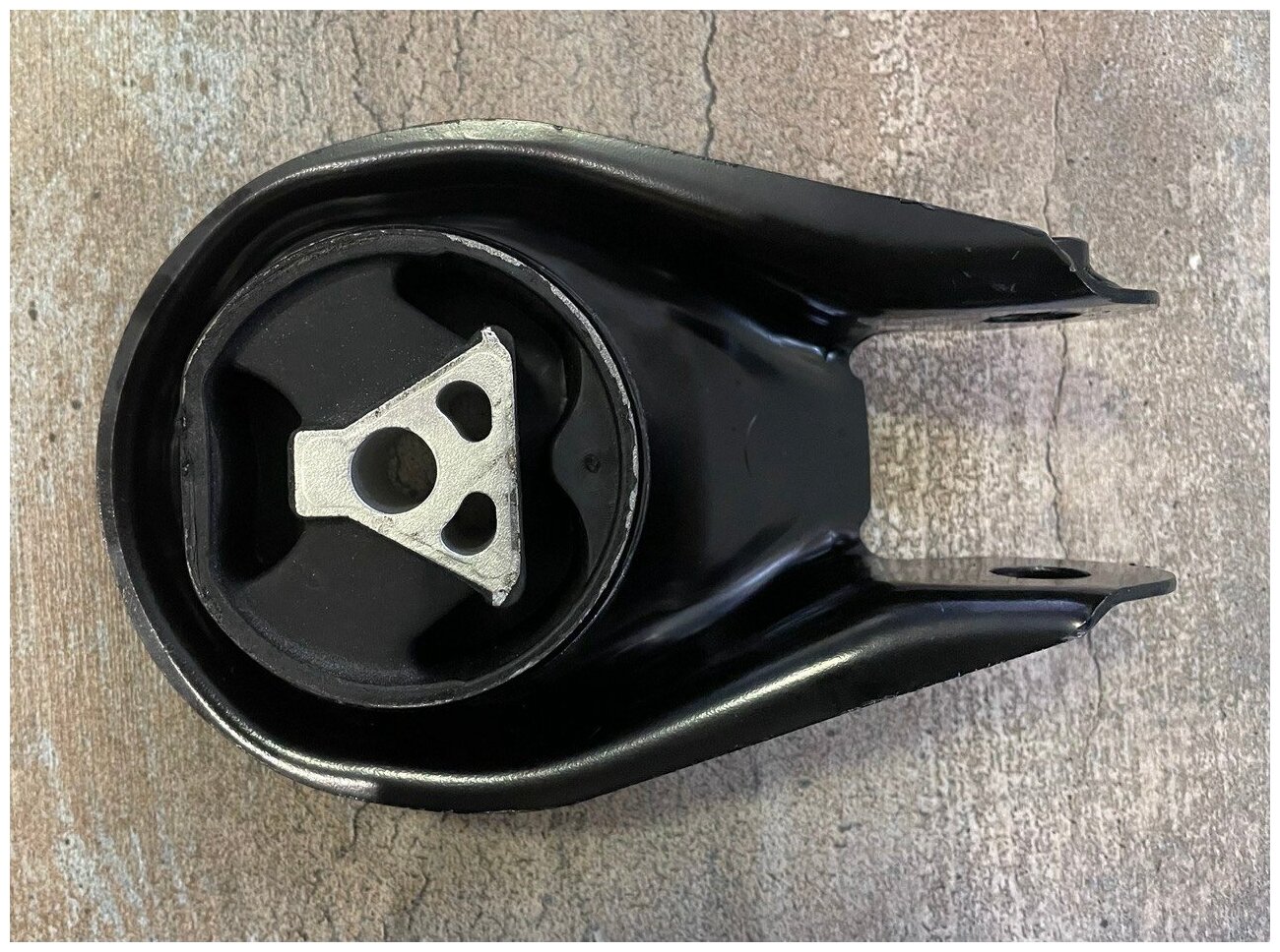 Опора двигателя зад. Ford C-Max I-II 07-, Focus II-III 04-, Kuga I-II 08-, Mazda 3 03-, Volvo C30 06-, S40 II 04-. — фото 1
