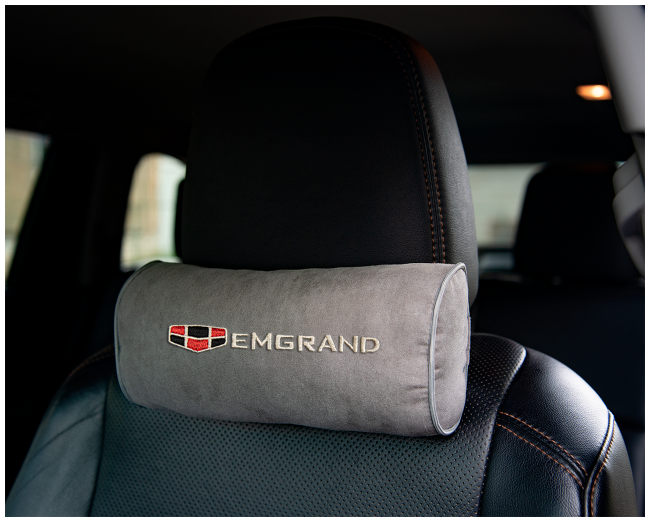 Автомобильная подушка-валик на подголовник алькантара L.Grey c вышивкой EMGRAND